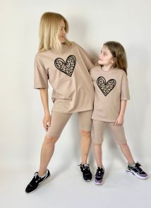 Комплект oversize для мамы и дочки футболка + велосипедки (леопардовое сердце)