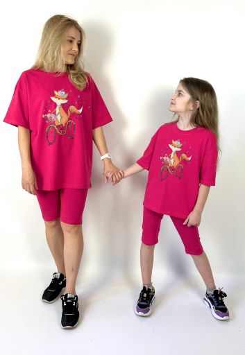 Комплект oversize для мамы и дочки футболка + велосипедки "Лисички на велосипедах"