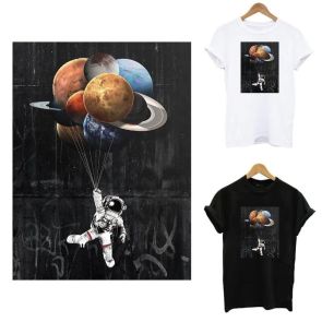 Мужская футболка бойфренд "Космонавт с планетами"