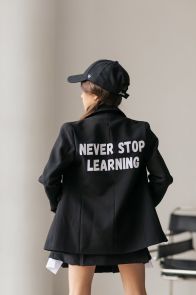 Школьный двубортный пиджак с надписью для девочки (чёрный)