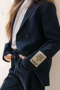 Школьный двубортный пиджак с нашивкой для девочки (синий)