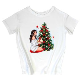 Женская футболка с новогодним принтом "Девушка возле ёлки"